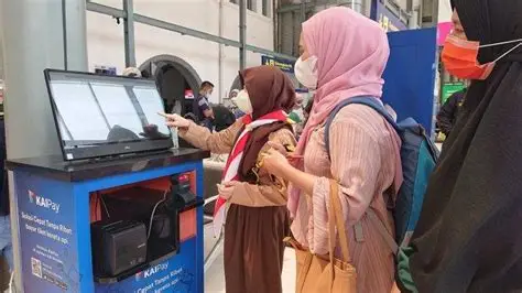 Relawan Pramuka Turun di Stasiun Pasar Senen, Bantu Pemudik di Tengah Padatnya Arus